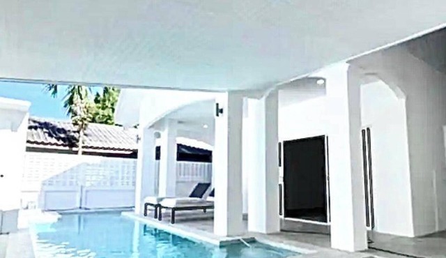 Tranquil 4-bedroom private house in adorable naihan -Rawai. 1km.walk to beach in Rawai