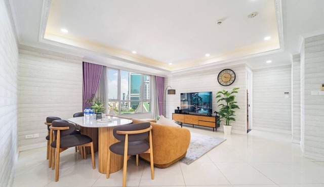 TV Lancaster D1 3BR Walk to City Center