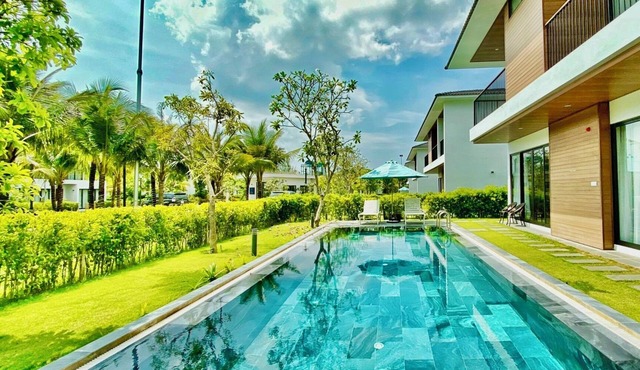 Villa 4 bedrooms with private swimming pool near the beach