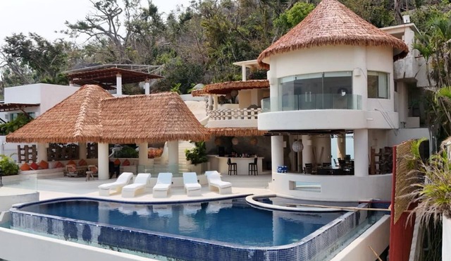 Villa Maui: Luxury Getaway with Infinity Pool and Spectacular Views 19persons in Acapulco