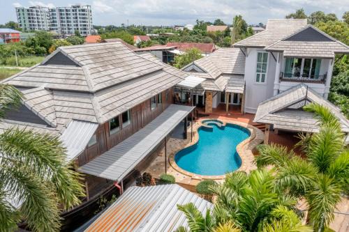 Villa Nautica Pattaya - 4 BR Luxury Pool Villa With Unique Yacht-house
