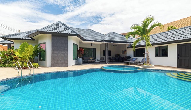Villa Pattaya Hill minutes from the Beach and City Pattaya, electricity excluded