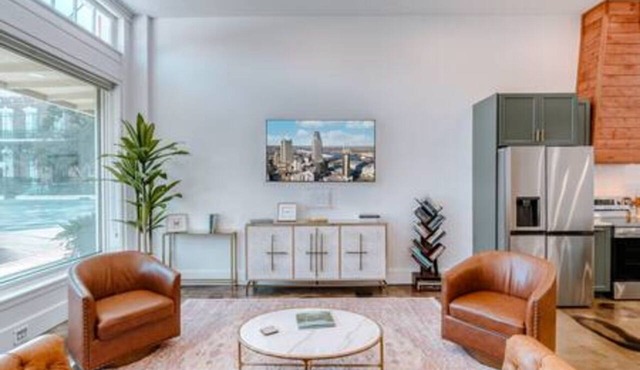 Walk to everything Downtown Mobile, Pets Welcome 5 min walk to Regions Arena in Mobile