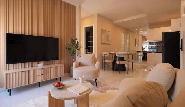 Warm Central 2BR+1Bath | D3, City View, Pool, Gym