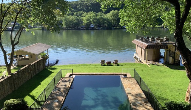 WATER FRONT LAKE AUSTIN ESTATE in Austin