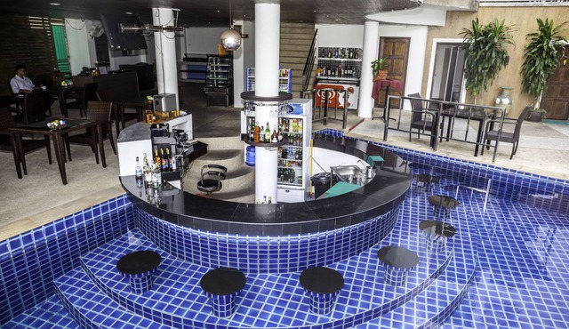 Wazza's Patong Apartment, Smart TV and Fast Wi-Fi, Swimup Bar, Restaurant & Gym.