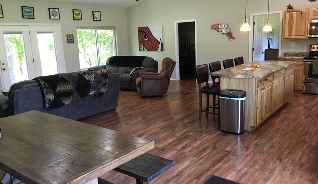 White River Riverside Trout Getaway, 3BR, Sleeps 8, Riverside Pavillion in Norfork