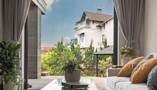 Zenora Hillside Garden