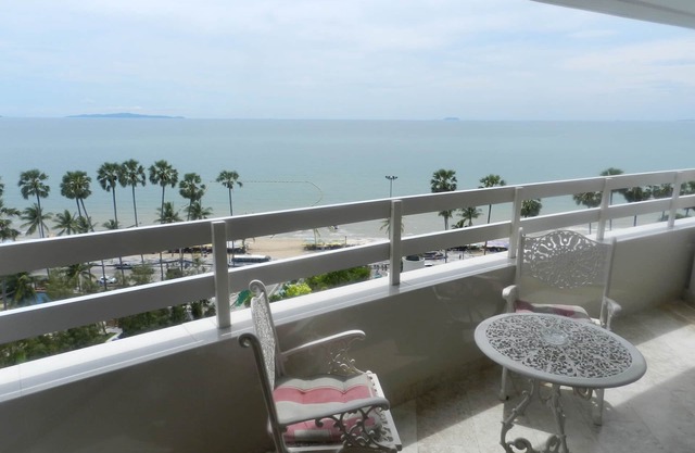 Jomtien PLAZA Condotel. Front the sea, sleeps 4 in Muang Pattaya
