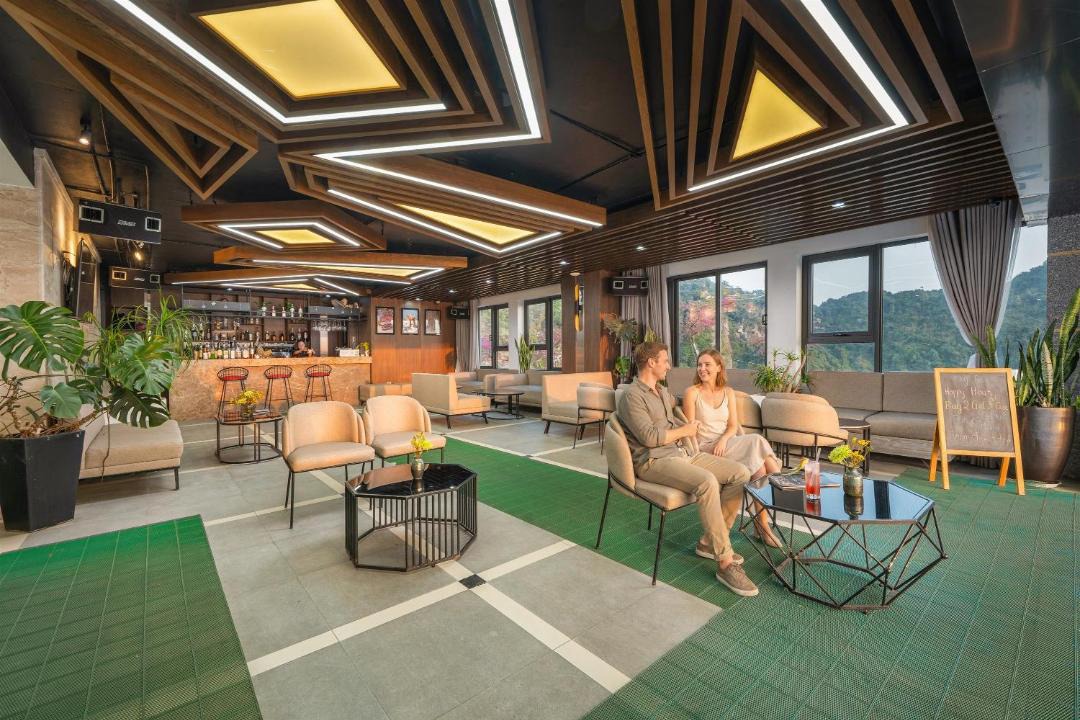 Cat Hai Hotel | Cat Ba Paradise Hotel - Sirocco Sky Bar & Massage
