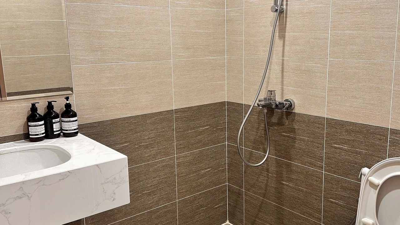 Photo of Bathroom in District 9