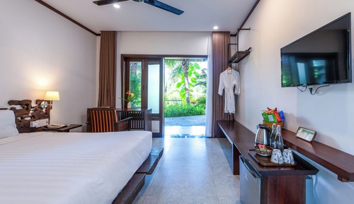 Deluxe Room, 1 Queen Bed, Balcony, Lake View