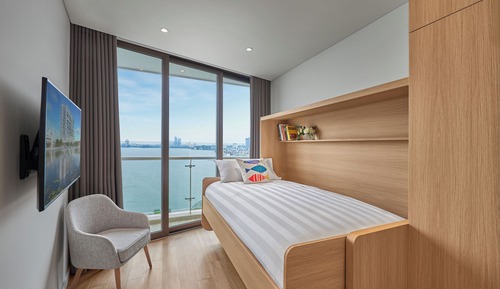 1 Bedroom Premier Lakeview with Study