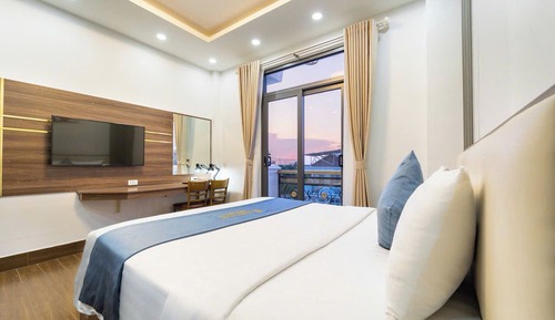 Luxury Room, 1 King Bed, Balcony, City View