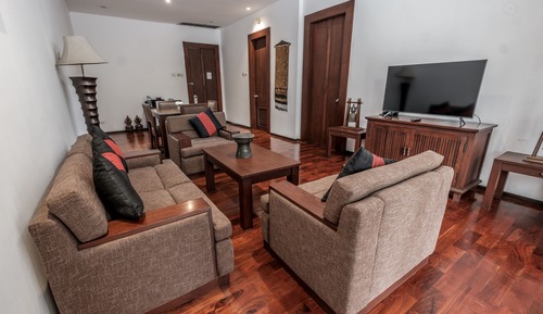 Deluxe Suite, 1 King Bed, Balcony