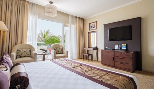 Superior Room, 1 King Bed, Pool View
