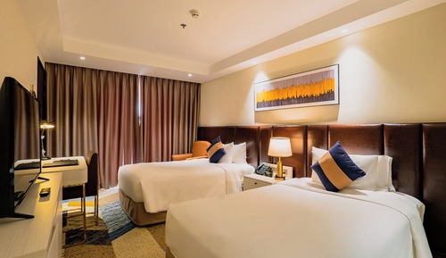 Premier Deluxe Twin Room, Balcony City View