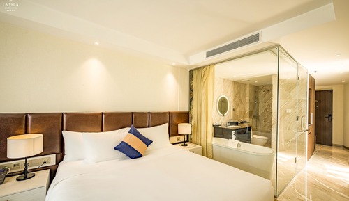 Premier Deluxe Corner Room, Balcony City View