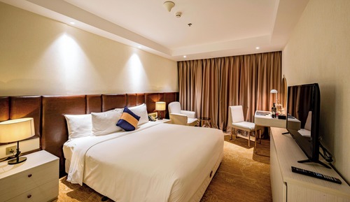 Premier Deluxe King Room, Balcony City View