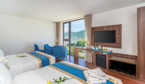 Family Room Mountain & Partial Sea View