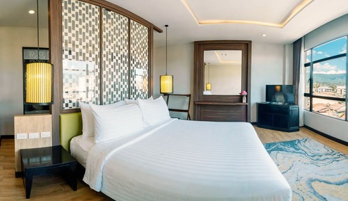 Deluxe Room, 1 King Bed, Balcony, City View