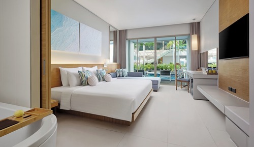 Deluxe Urban Pool Access Room King Bed