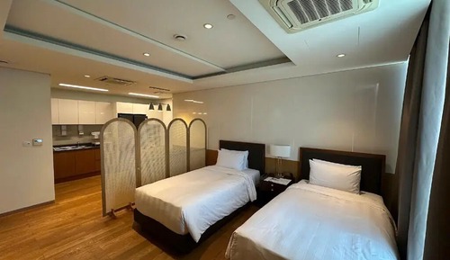 1-Bedroom Family Apartment with 1 Queen and 2 Single Beds