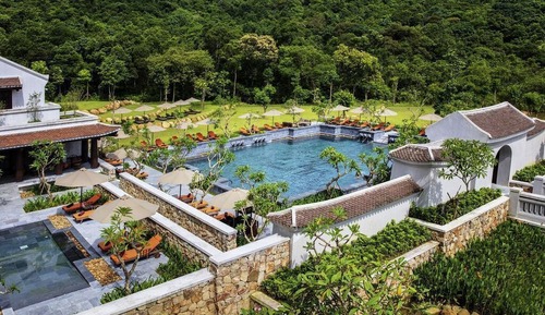 Deluxe Room, 1 King Bed, Pool View