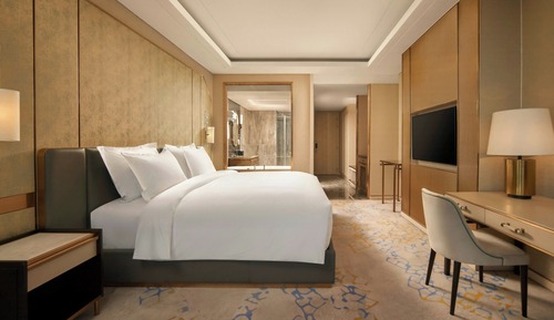 Club Room, 1 King Bed, Non Smoking (Sky View)