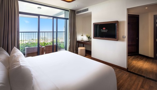 Executive Room, 1 King Bed, Non Smoking, Balcony (Living Room)