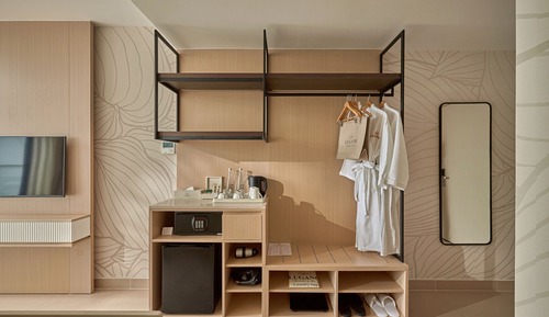 Deluxe Room, 1 King Bed, Partial Sea View