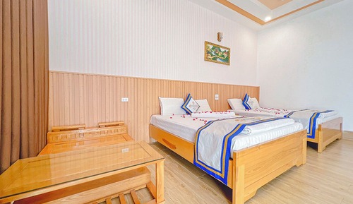 Family Quadruple Room, 2 Queen Beds, Pool View, Poolside