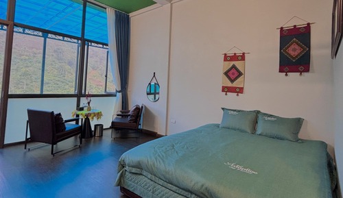 Deluxe King Room with Mountain View
