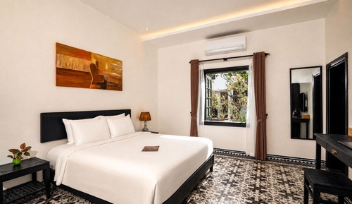 Deluxe Studio, 1 King Bed, Patio