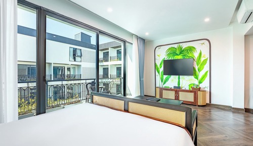 Premier Room, Pool View
