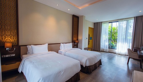 Classic Room, Balcony, Pool View