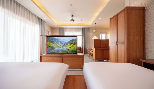 Deluxe Apartment, 1 King Bed, Balcony, Garden View