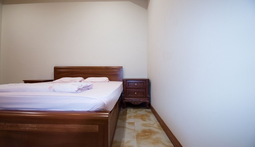 Basic Double Room, 1 King Bed, Non Smoking, Private Bathroom