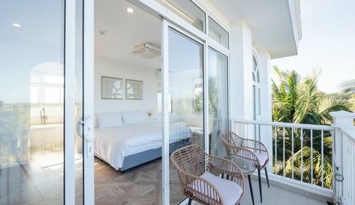 Deluxe King With Pool View with Hot Tub