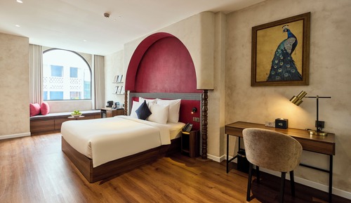 Kin Signature Suite With Window and Lounge Access