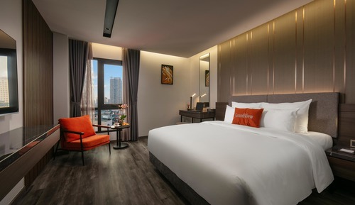 Grand Room, Bathtub