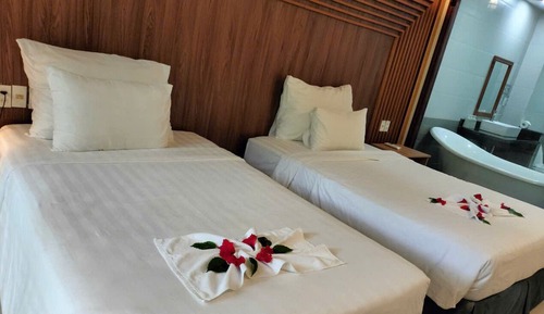 Deluxe Double Room, 1 King Bed, Balcony, Garden View