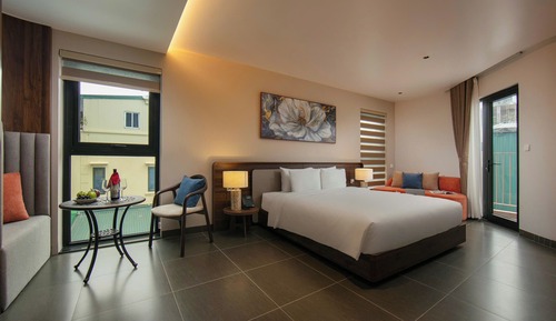 Deluxe Double Room with Balcony and Bathtub