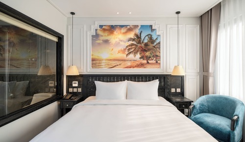 Executive Suite, Bathtub, City View