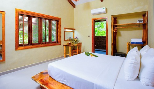 Classic Apartment, 1 King Bed, Garden View