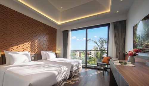 Executive Suite with Balcony and City View
