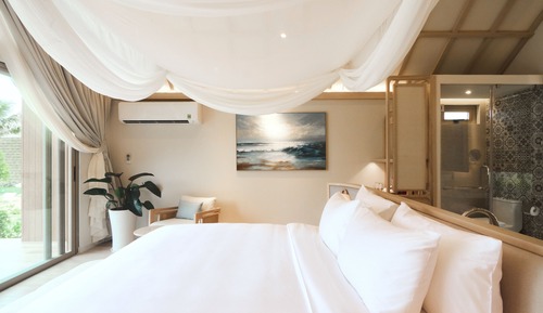 Deluxe Room, 1 King Bed, Garden View, Beachside