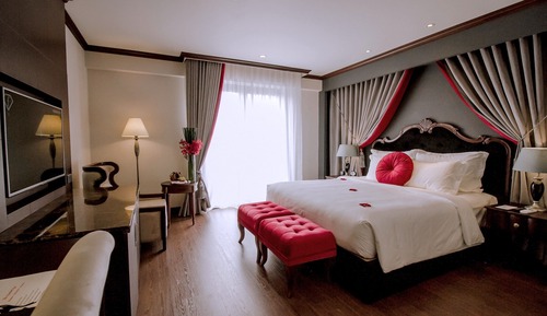 The Scarlett Suite