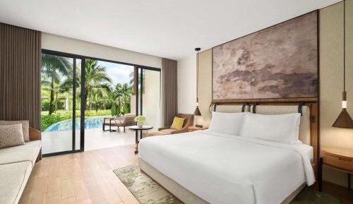 Superior King Room with Direct Pool Access