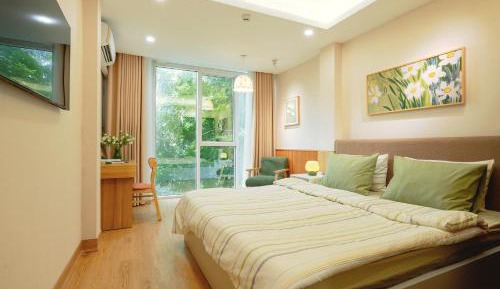 One-Bedroom Apartment with City View